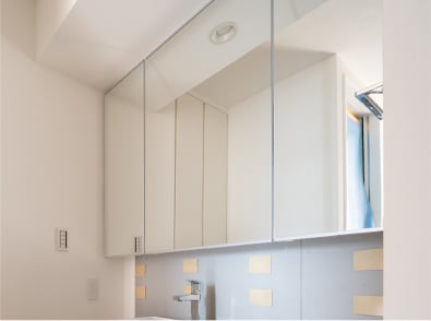 Three-sided mirror storage